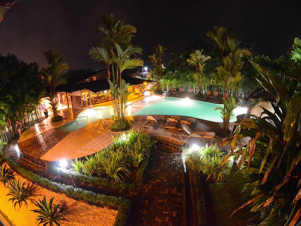 Arenal Backpackers Resort Ла Фортуна Экстерьер фото The pool at night