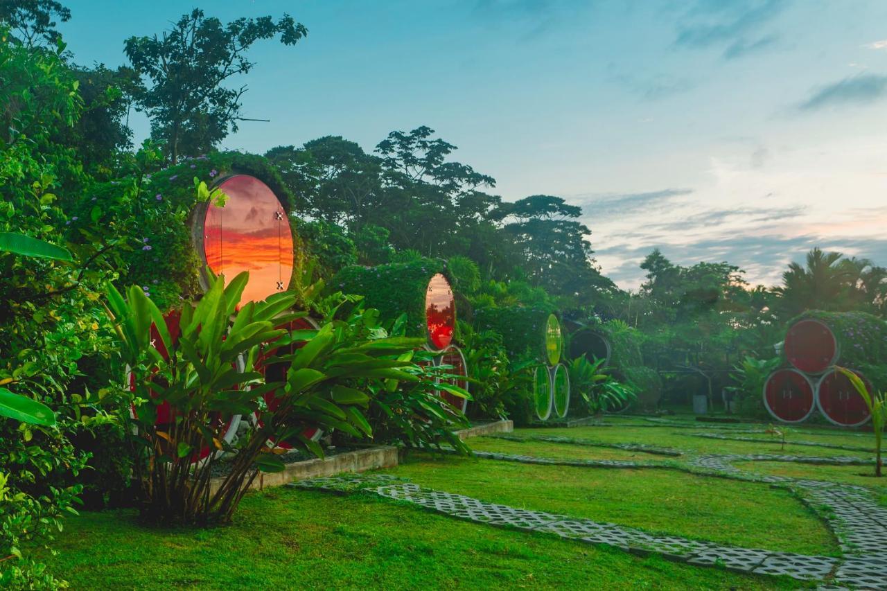 Arenal Backpackers Resort Ла Фортуна Экстерьер фото The "Garden of the Sun" at the resort