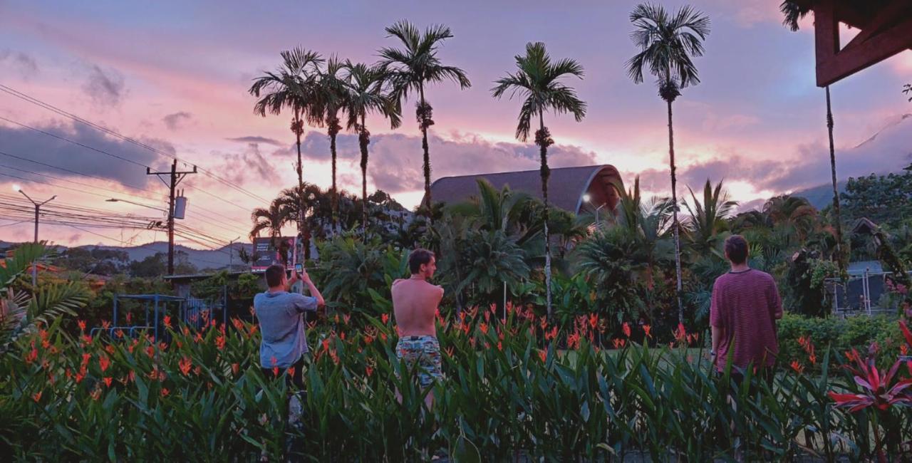 Arenal Backpackers Resort Ла Фортуна Экстерьер фото Sunset at the Dole Cannery