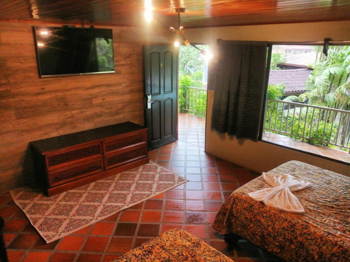 Arenal Backpackers Resort Ла Фортуна Экстерьер фото