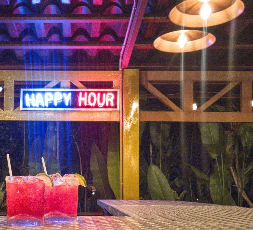 Arenal Backpackers Resort Ла Фортуна Экстерьер фото Happy hour sign