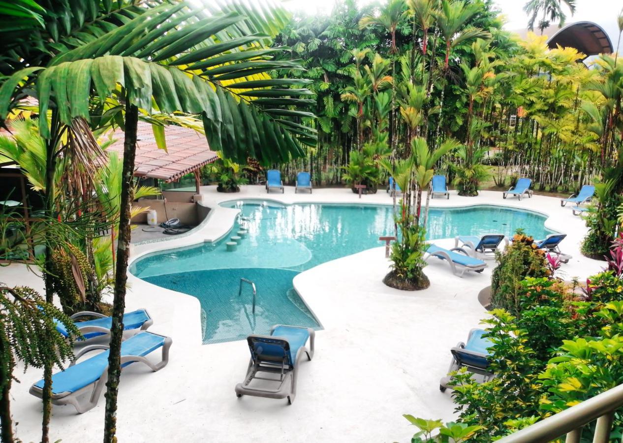 Arenal Backpackers Resort Ла Фортуна Экстерьер фото The swimming pool at the resort