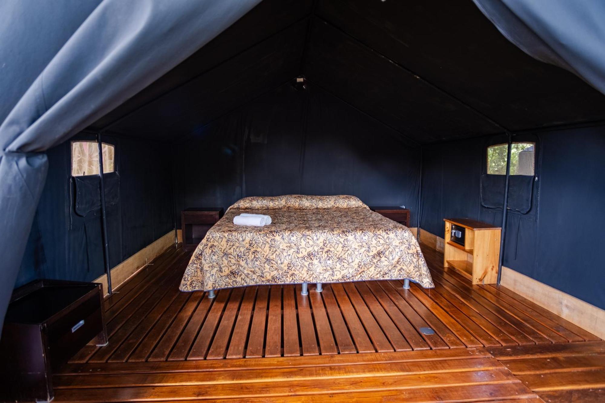 Arenal Backpackers Resort Ла Фортуна Экстерьер фото Interior of a tent at the resort