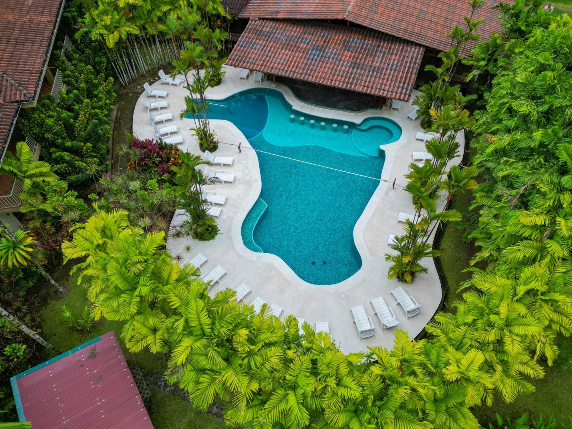 Arenal Backpackers Resort Ла Фортуна Экстерьер фото Aerial view of the swimming pool at the hotel