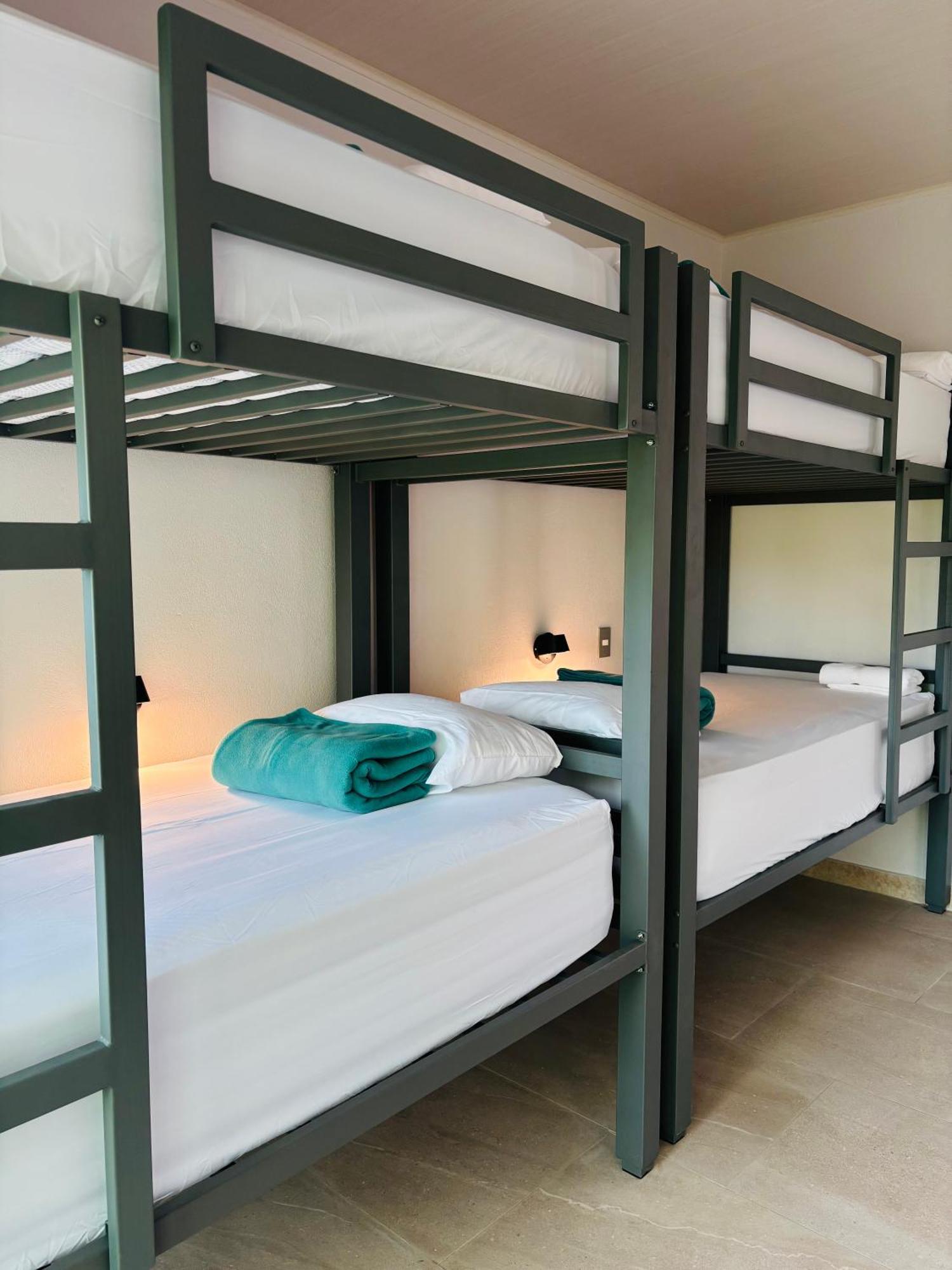 Arenal Backpackers Resort Ла Фортуна Экстерьер фото Bunk beds in a hostel