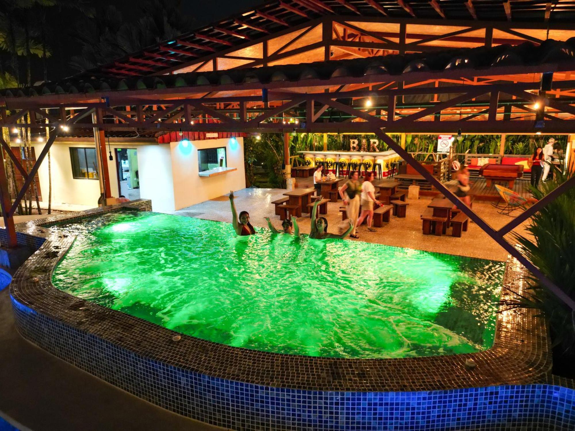 Arenal Backpackers Resort Ла Фортуна Экстерьер фото