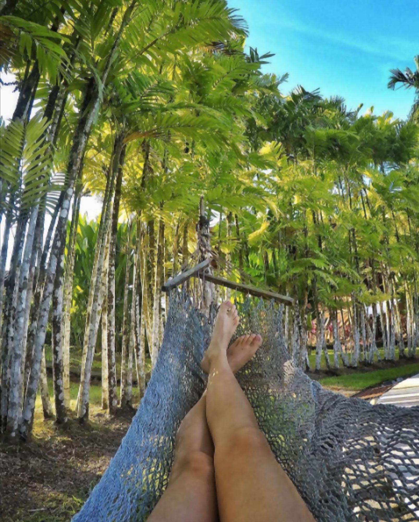 Arenal Backpackers Resort Ла Фортуна Экстерьер фото A woman's feet in a hammock